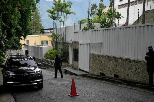 Venezuela Denies US Rescue Claims as Opposition Flees Argentina Embassy