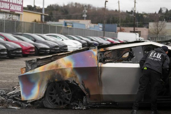 Showdown: Musk-Trump Feud Puts $595M Tesla Credits at Risk
