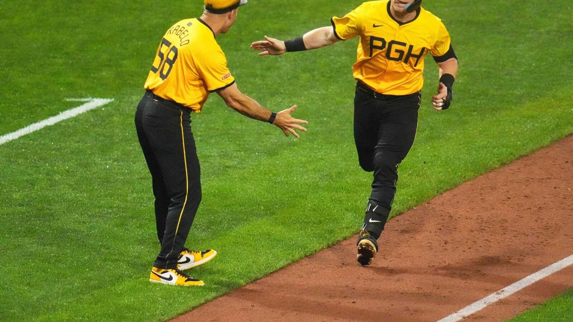 Dramatic 9th-Inning Rally Propels Pirates Past Phillies in Nail-Biting 5-4 Victory