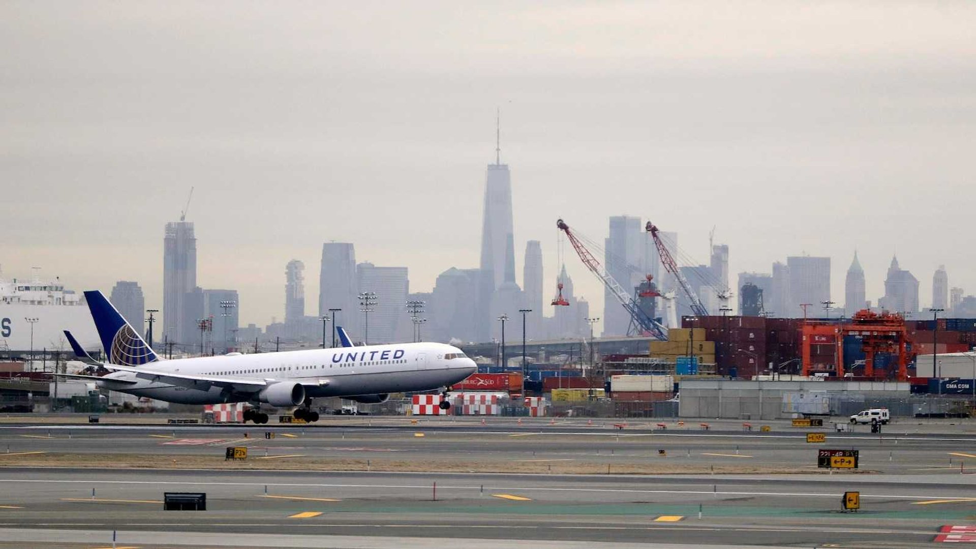 Crisis: United Slashes 35 Newark Flights Amid Air Traffic Controller Shortage