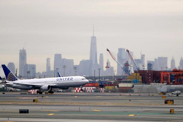 Crisis: United Slashes 35 Newark Flights Amid Air Traffic Controller Shortage