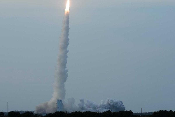 Space Race Intensifies: Amazon Debuts Project Kuiper to Challenge Starlink Supremacy