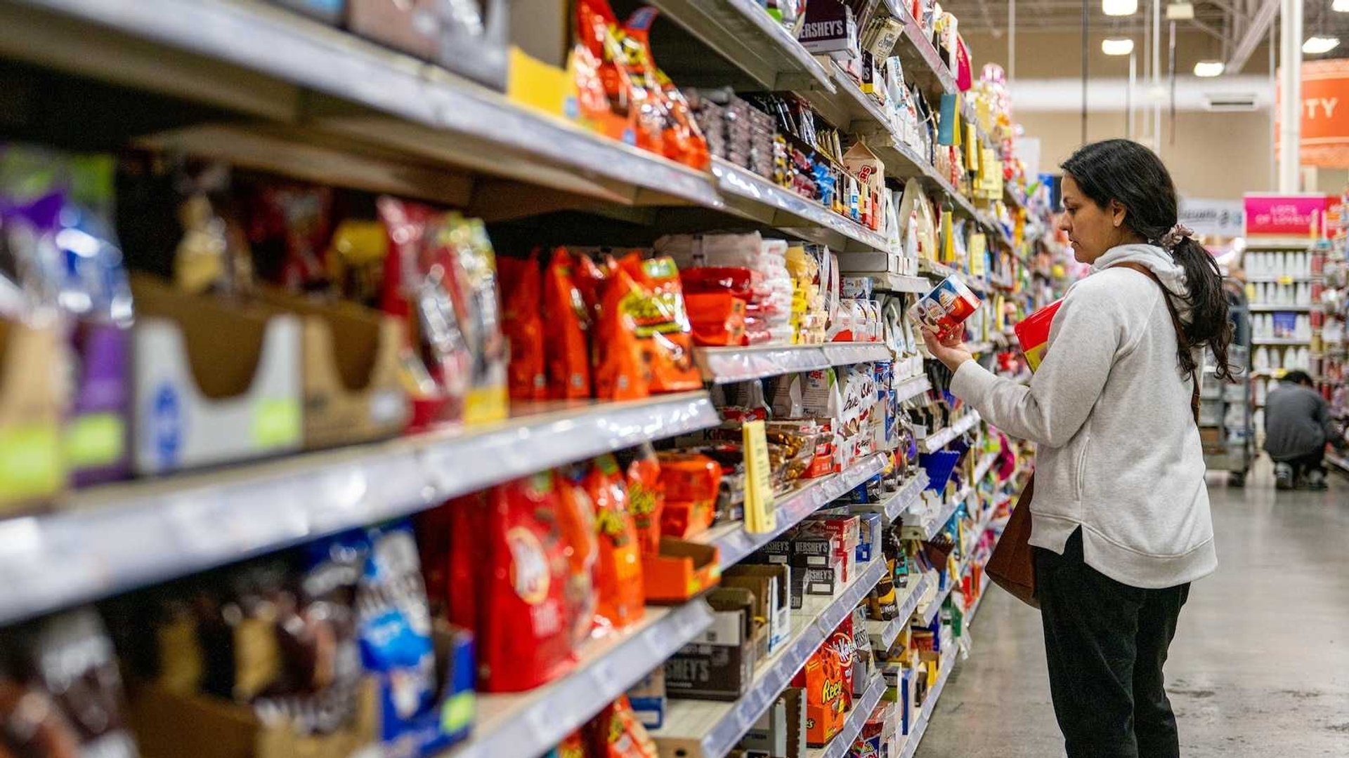 Consumer Sentiment Plummets to 3-Month Low Amid Trade War Tensions, Recession Risks
