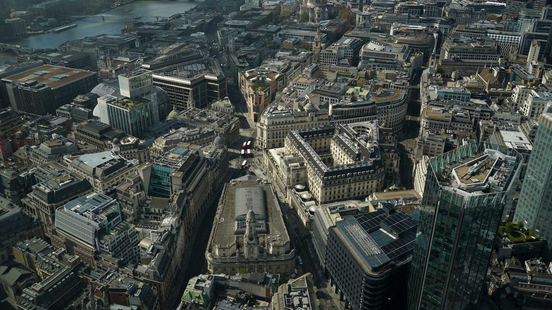 Bank of England Cuts Rates to 4.25% as Global Trade Jitters Intensify