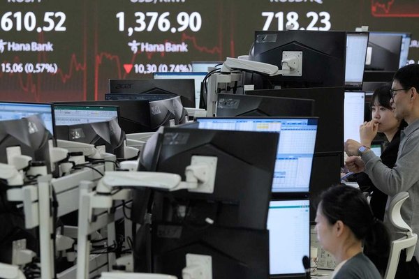 Asian Markets Plunge as U.S. Debt Crisis Triggers Global Investor Panic