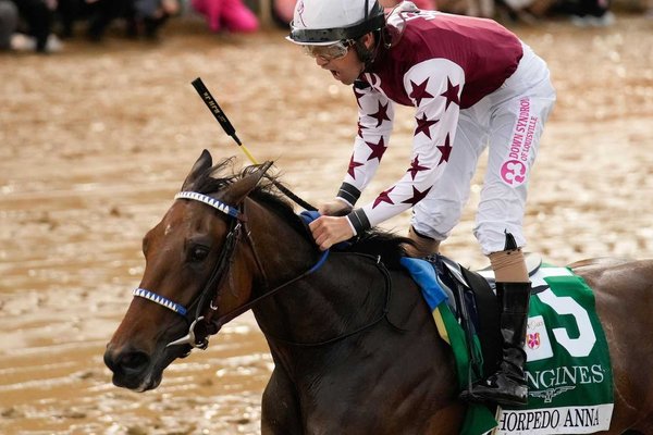 Shock Defeat: Thorpedo Anna Rushed to Equine Clinic After Stunning Churchill Downs Loss