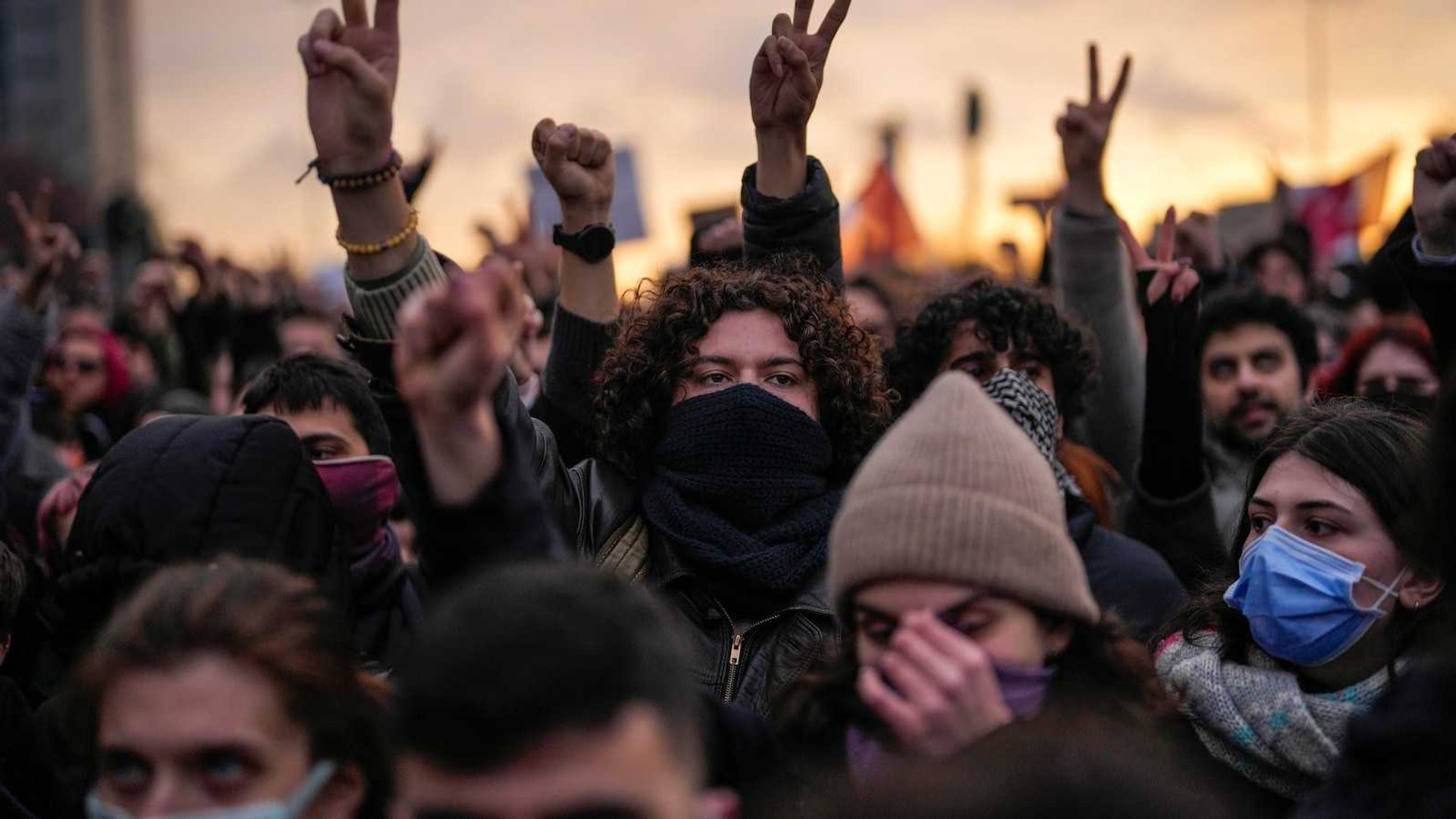 Turkish Opposition Defies Protest Bans: Nationwide Clashes Over Mayor's Arrest